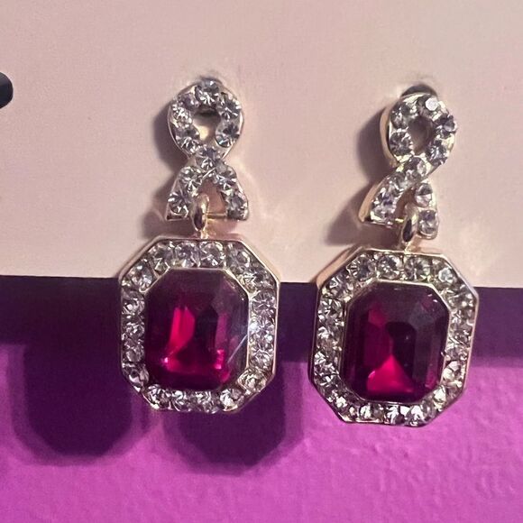 ⭐️3/$25⭐️ NEW White Rhinestone And Ruby Gold Tone Pierced Earrings - Picture 1 of 1